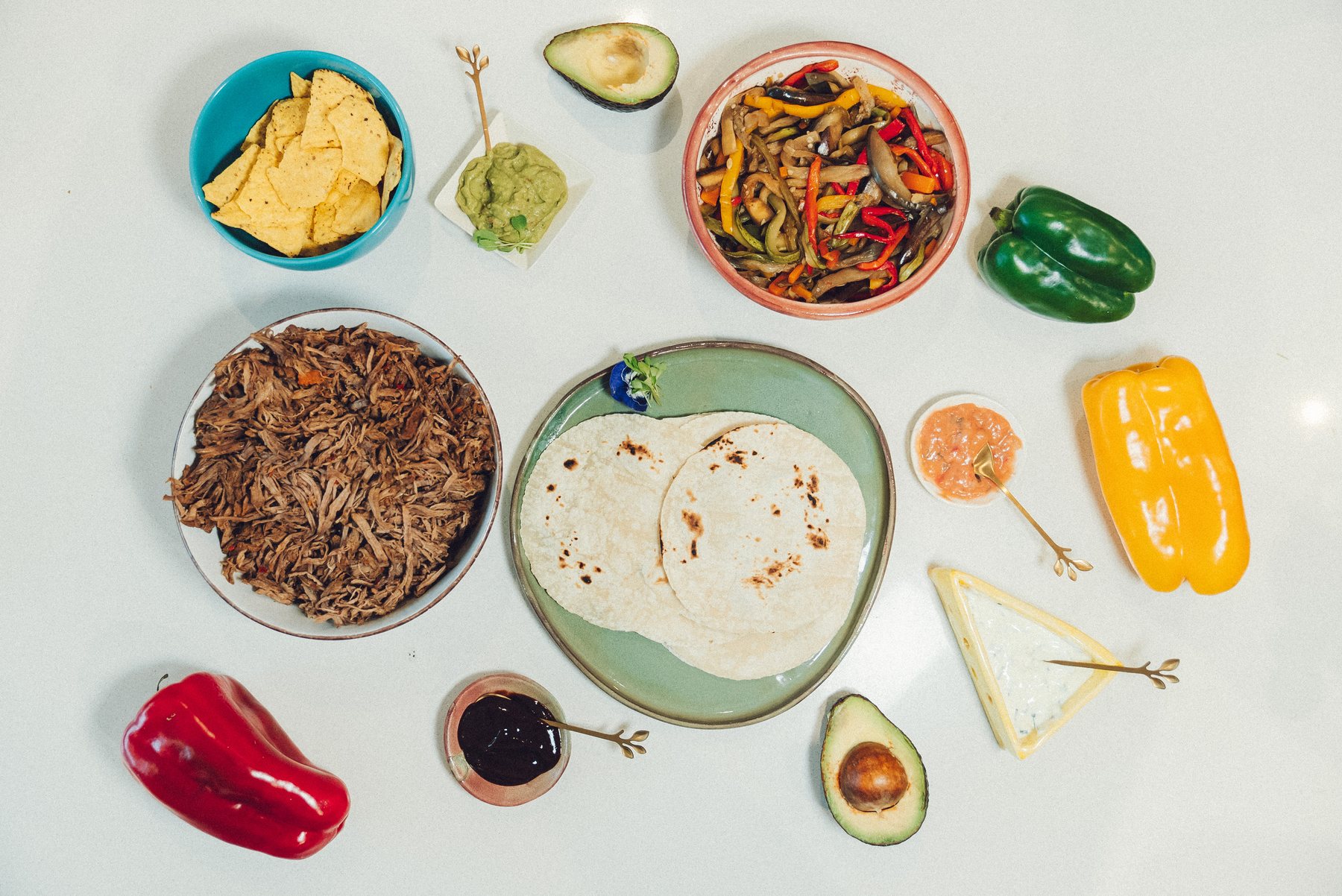 Fajitas con nachos, guacamole y tortillas